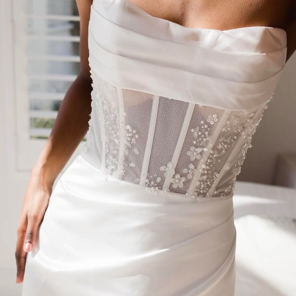 Brand new wedding dress by Willow & Winter - Picture 2 of 5